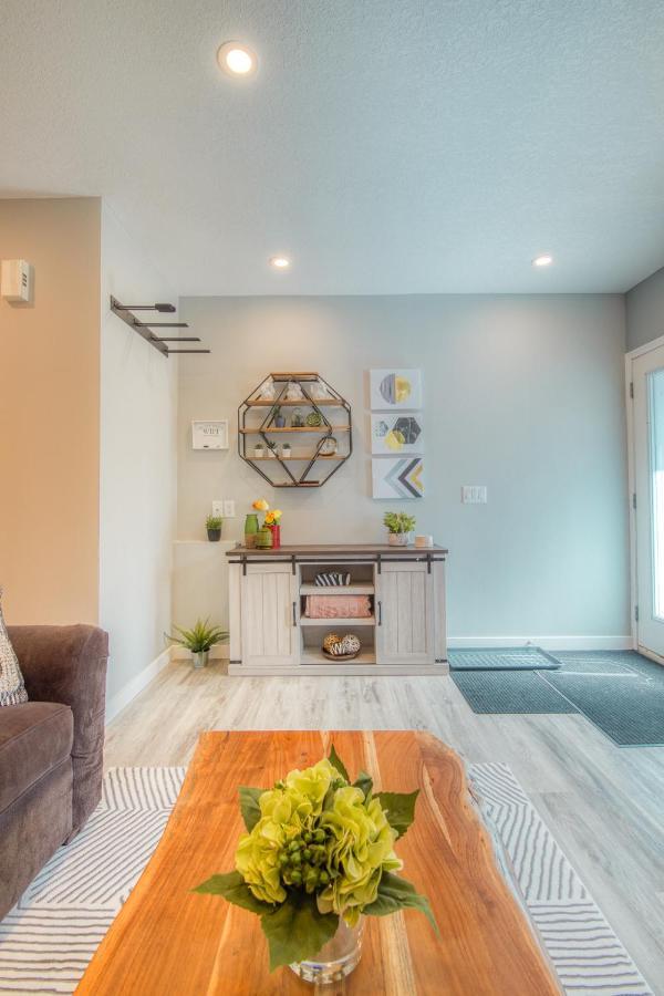 Beautiful Newly Reno 2Bdm 2 Bth Sleep Up To 6 Adults & Kids Mountain View Townhouse Suite Canmore Exteriér fotografie